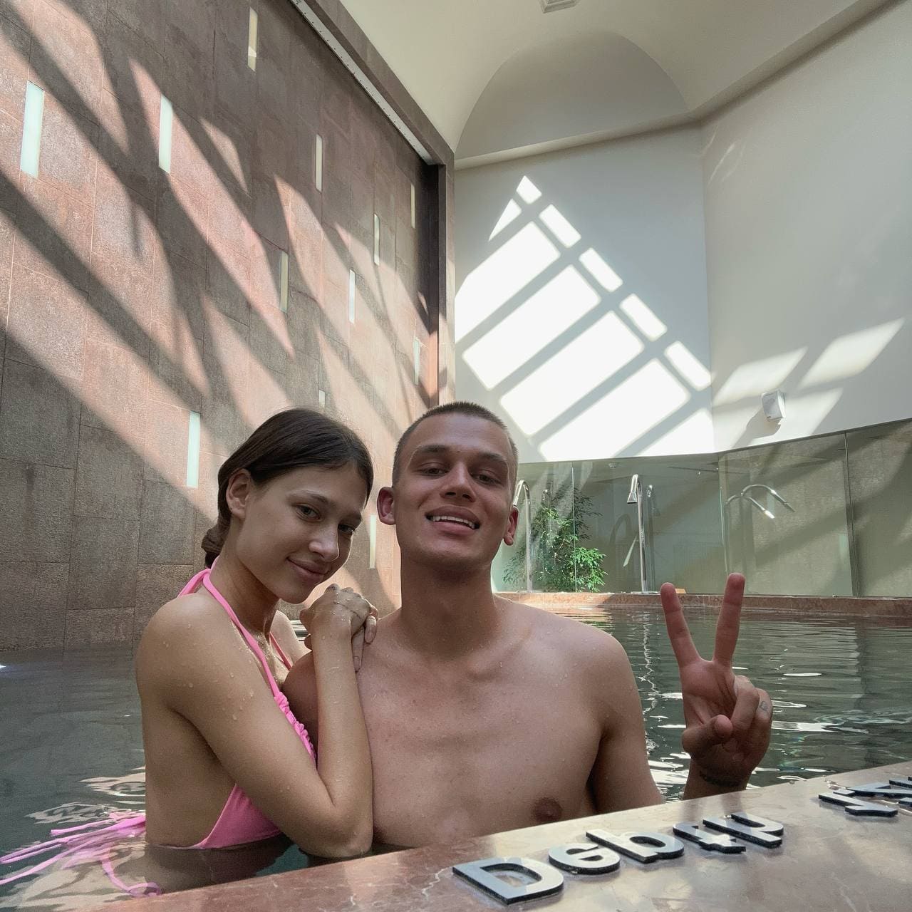 Паша Сникерс в смелой позе